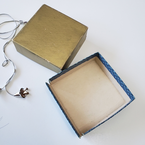 Vintage 1978 AVON Silver Lily Lariat Necklace. - Picture 4 of 9